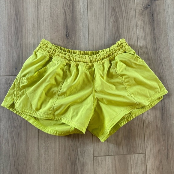 Lululemon Shake & Break Short in Split Pea - Picture 3 of 7